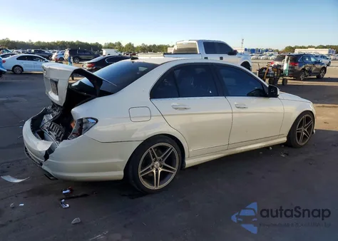 2009 Mercedes-Benz C 300 z USA, uszkodzony, nr VIN WDDGF54XX9R078656